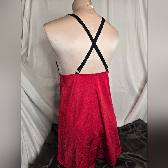 Elegant Red and Black Lace Chemise - Picture 2 of 3